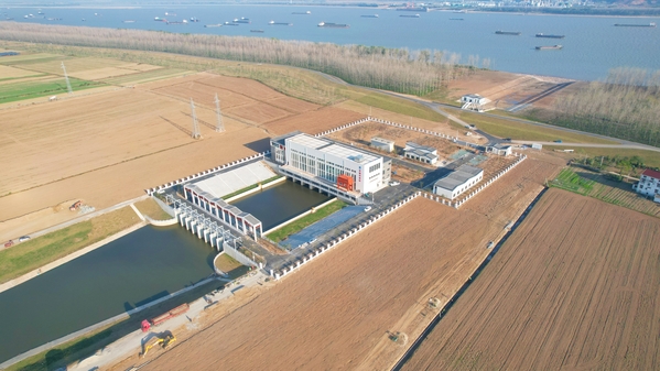 望江縣合成圩幸福河南站項(xiàng)目連通長(zhǎng)江(攝:四公司 趙鵬).jpg