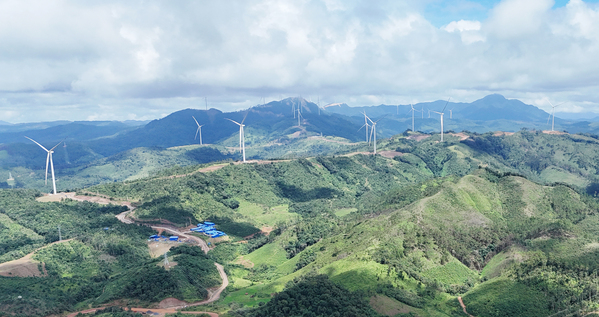 老撾孟松600兆瓦山地風電項目:是亞洲首個跨境輸電新能源項目、東南亞單體規模最大風電項目,將助力老撾打造“東南亞蓄電池”戰略目標,為東盟國家跨境電力合作提供示范樣本。.jpg
